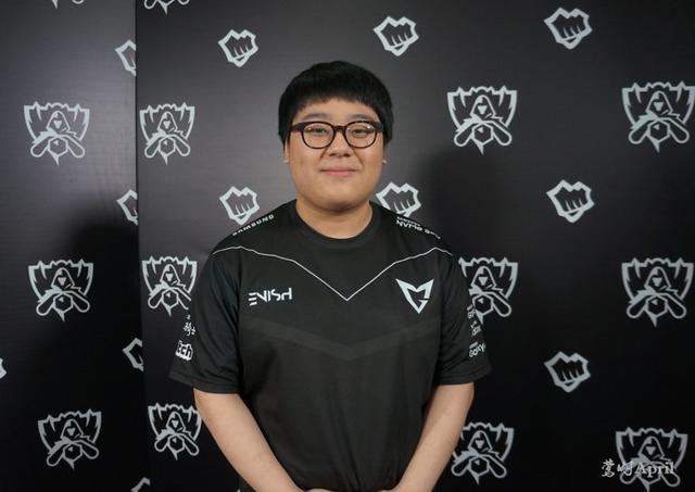 中展现了坚 中展现了坚